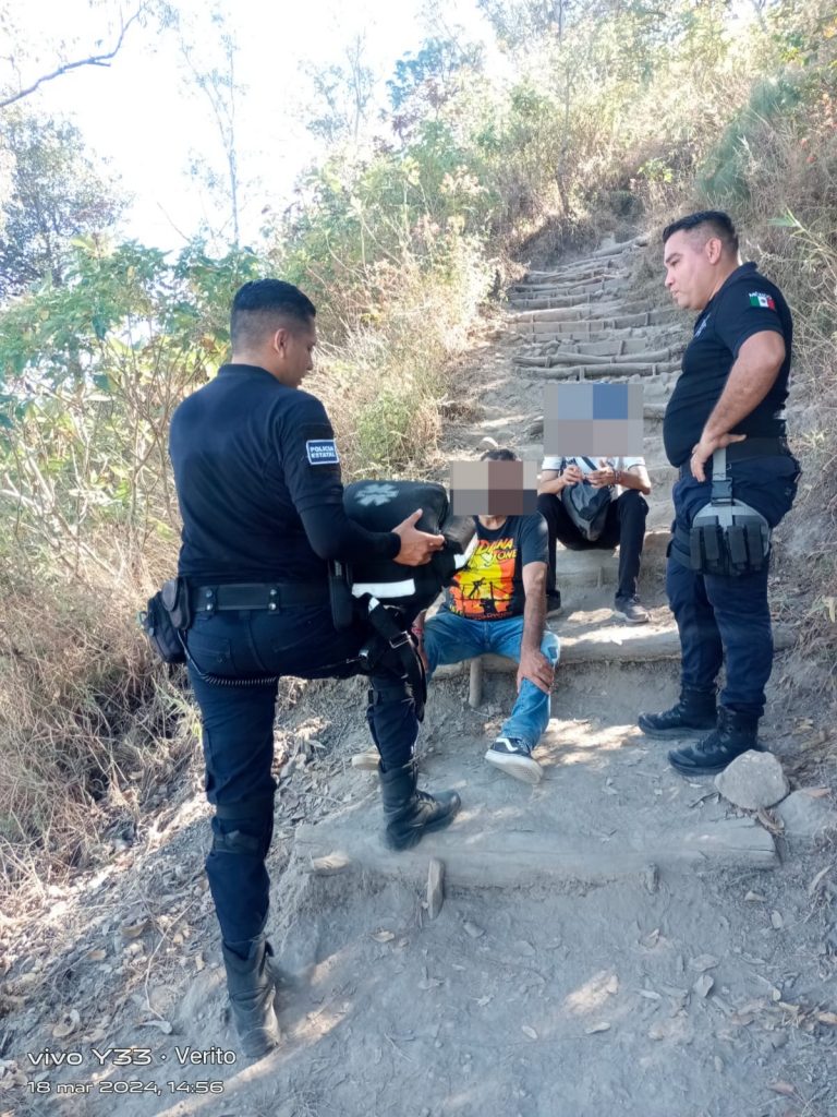 Rescatan Policías Estatales a una persona lesionada en el cerro de San Juan de Tepic