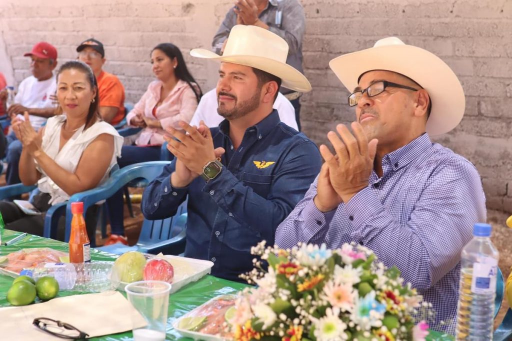 Nacho Flores, candidato a senador por Movimiento Ciudadano, celebra con los habitantes de Paseo del Real de Cahuipa