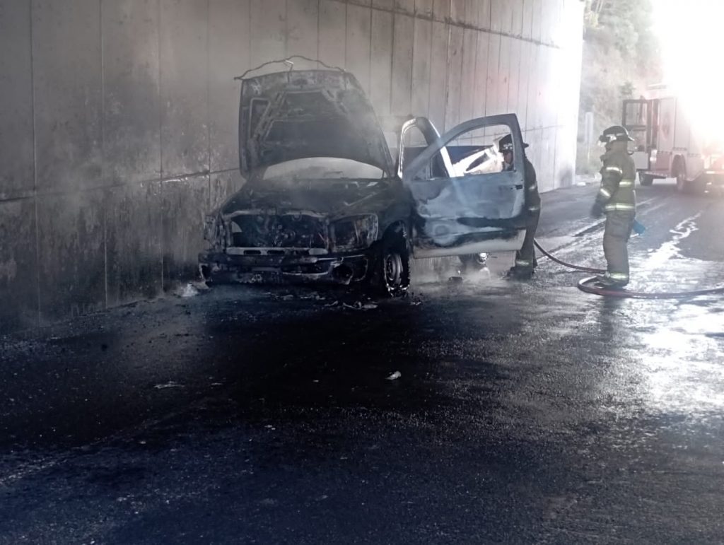 Sofoca Bomberos de Nayarit incendio en pickup en el libramiento carretero de Tepic