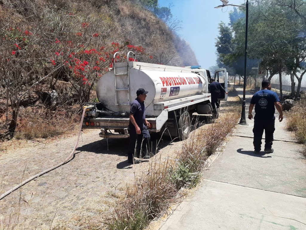 Atiende Protección Civil de Tepic incendio forestal en el Cerro de la Cruz