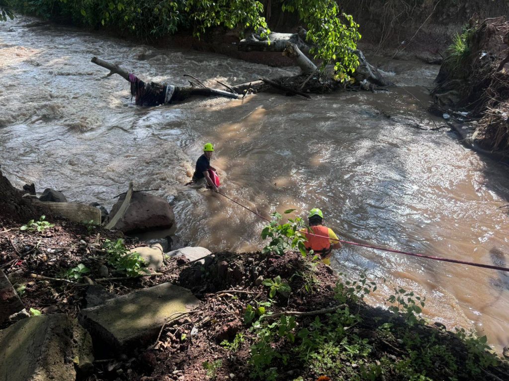 RESCATE HEROICO EN EL RÍO MOLOLOA: PROTECCIÓN CIVIL Y BOMBEROS DE TEPIC SALVAN A HOMBRE ATRAPADO EN HIGUERA CAÍDA