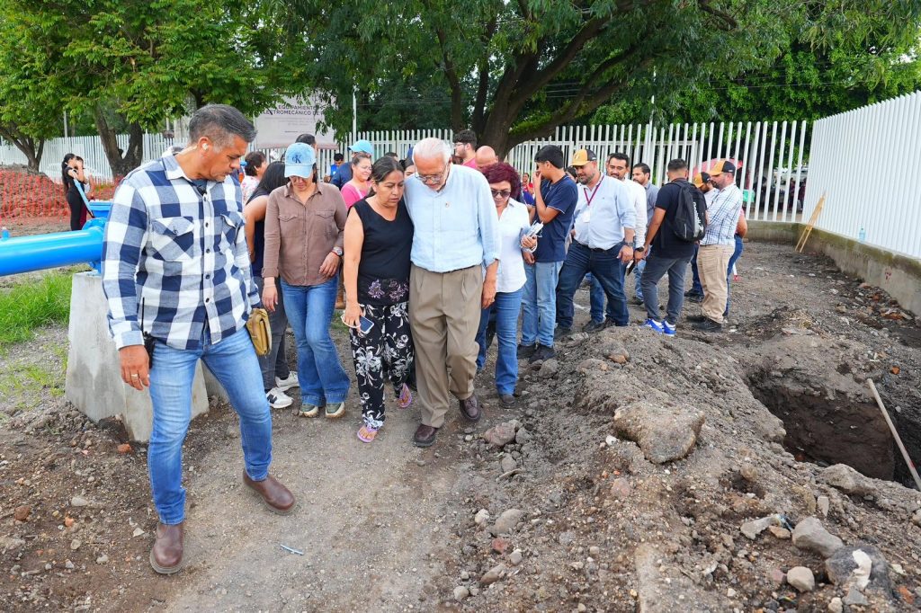 Gobernador supervisa trabajos del pozo profundo en la colonia Santa Teresita