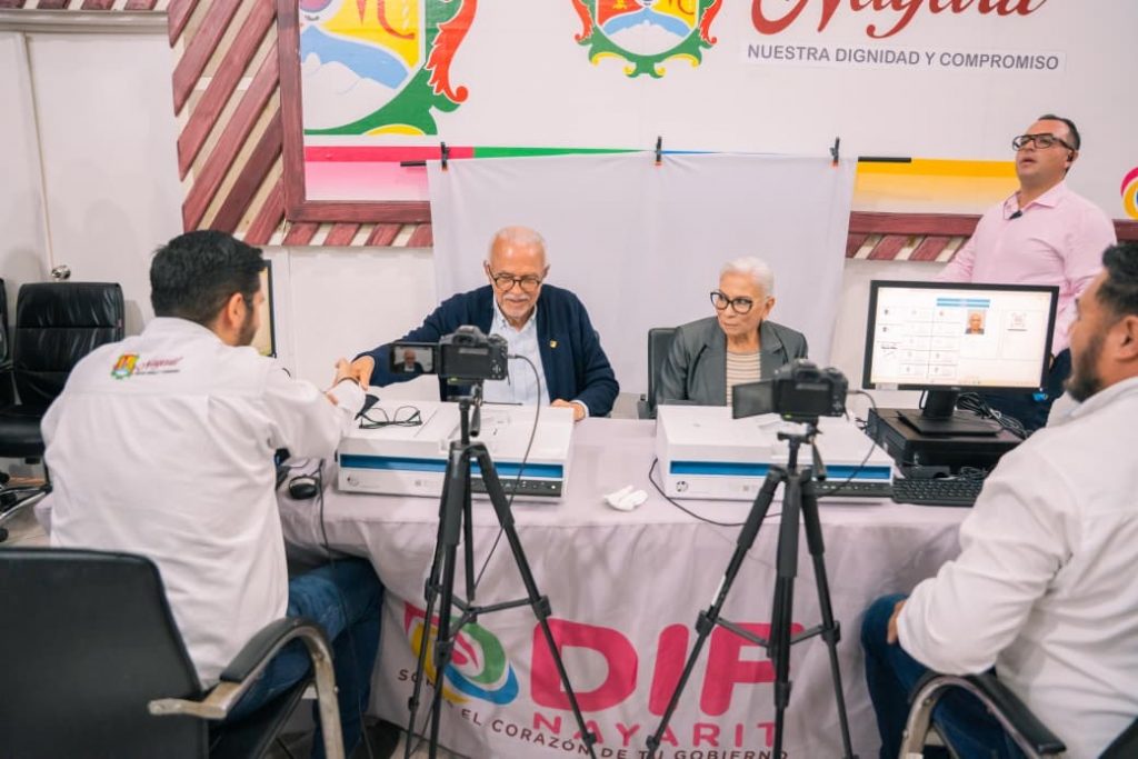 Modernizan Miguel Ángel Navarro y Beatriz Estrada los servicios del Registro Civil