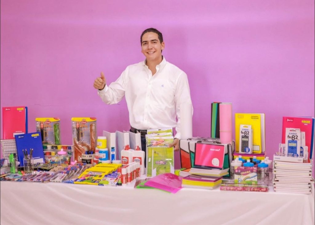 Presidente Héctor Santana cumple con la niñez de Bahía de Banderas