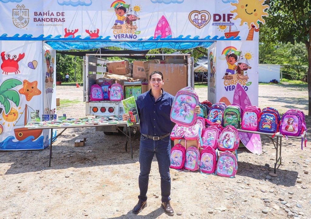 Inicia entrega de mochilas y útiles escolares en Bahía de Banderas