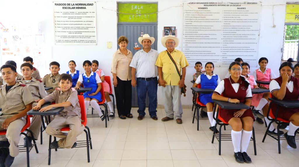 ENTREGA DE SILLAS ESCOLARES EN LA SECUNDARIA IGNACIO MANUEL ALTAMIRANO DE CHILAPA