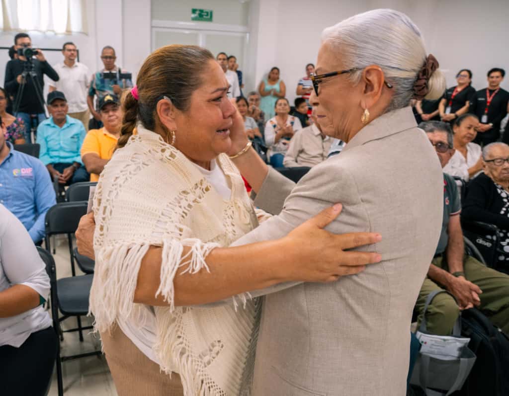 Beatriz Estrada y Miguel Ángel Navarro entregan esperanza con aparatos auditivos