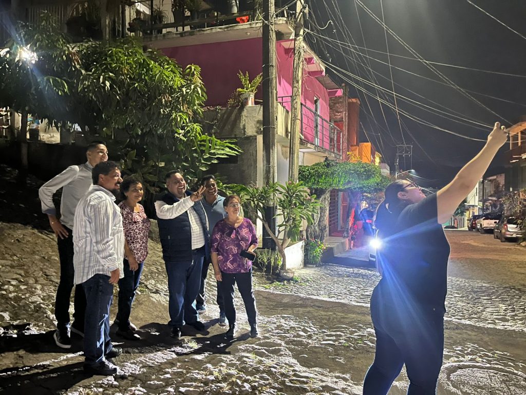 REGIDOR MARCO ANTONIO MARTÍNEZ REFUERZA TRABAJO DE CAMPO Y DIÁLOGO DIRECTO CON VECINOS DE TEPIC