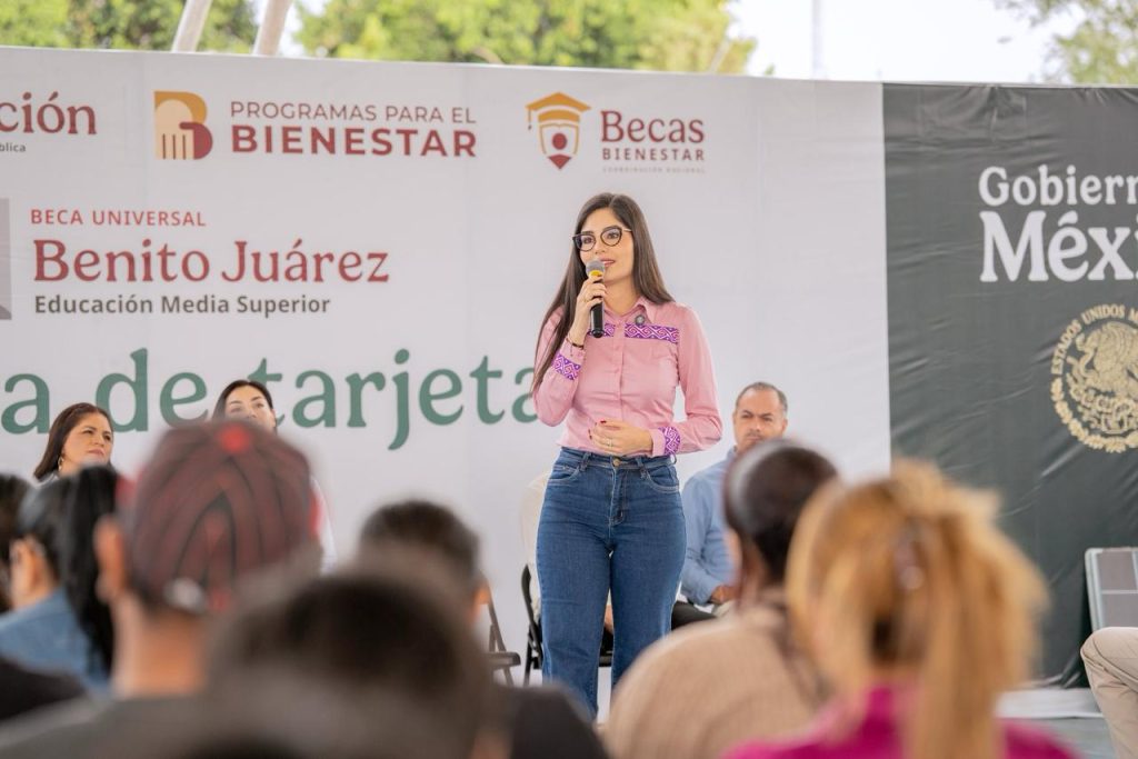 GERALDINE PONCE ASISTE AL ARRANQUE DE ENTREGA DE BECAS BENITO JUÁREZ EN TEPIC