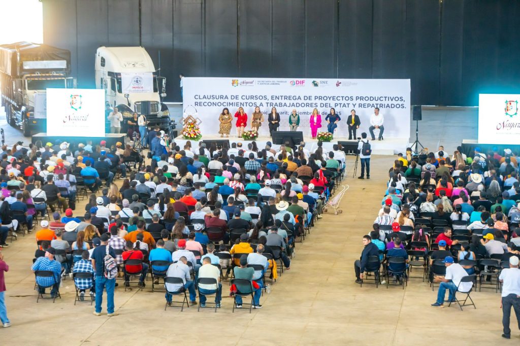 ENTREGA BEATRIZ ESTRADA APOYOS LABORALES QUE FORTALECEN EL INGRESO DE CIENTOS DE FAMILIAS