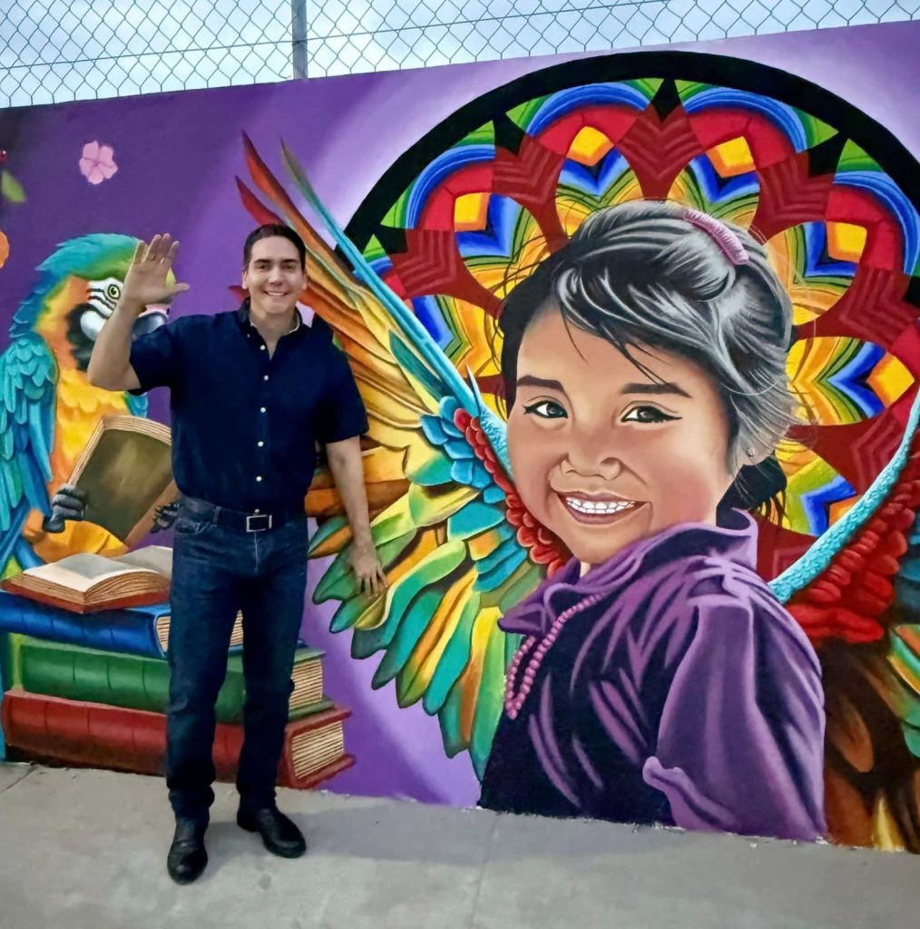 Héctor Santana entrega murales en la avenida principal de La Misión