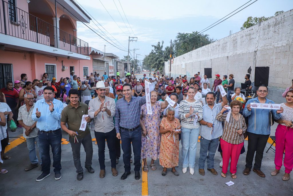 Héctor Santana entrega la primera etapa de la Calle Benito Juárez en El Porvenir