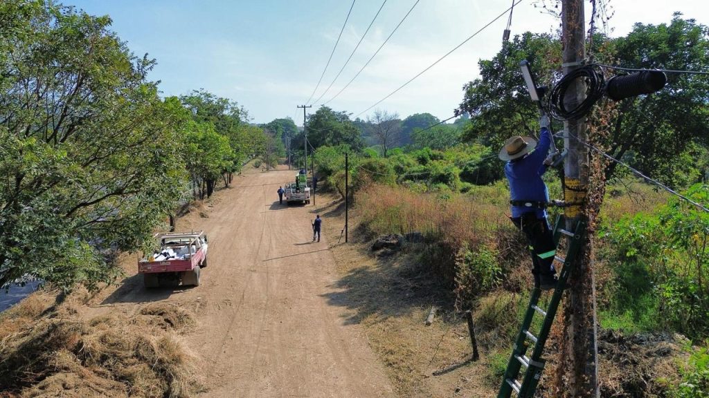 Totalmente iluminado estará el camino a El Pichón gracias al gobierno de Geraldine