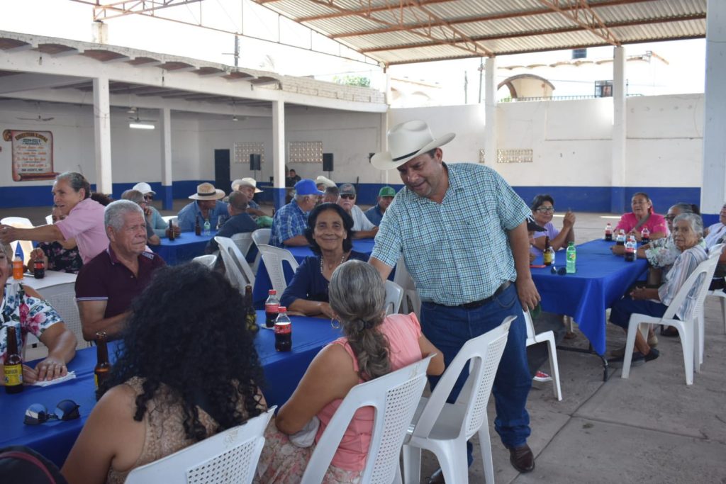 AMPELIO GUTIÉRREZ ACOMPAÑA A EJIDATARIOS DE SAN VICENTE EN SU DÍA