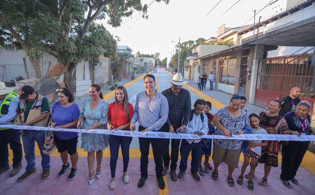 Inaugura Héctor Santana la calle Leopoldo Saldaña en Bucerías