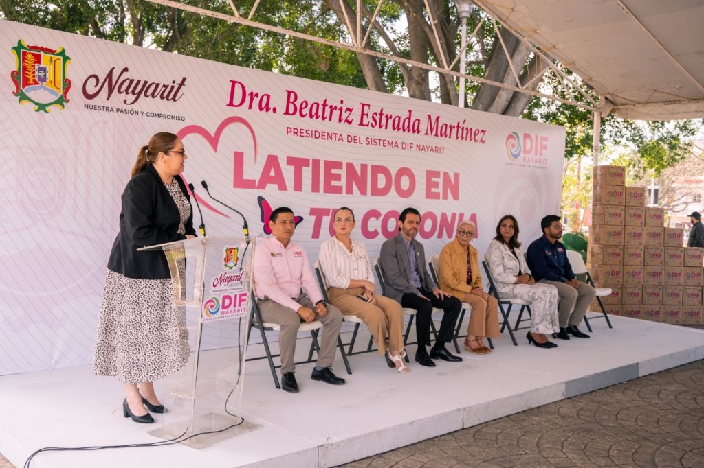 Beatriz Estrada acerca apoyos y servicios a familias de la colonia El Rodeo