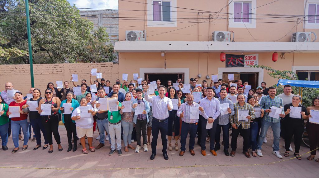 Héctor Santana y trabajadores del Ayuntamiento de Bahía de Banderas cumplen con el pago del predial