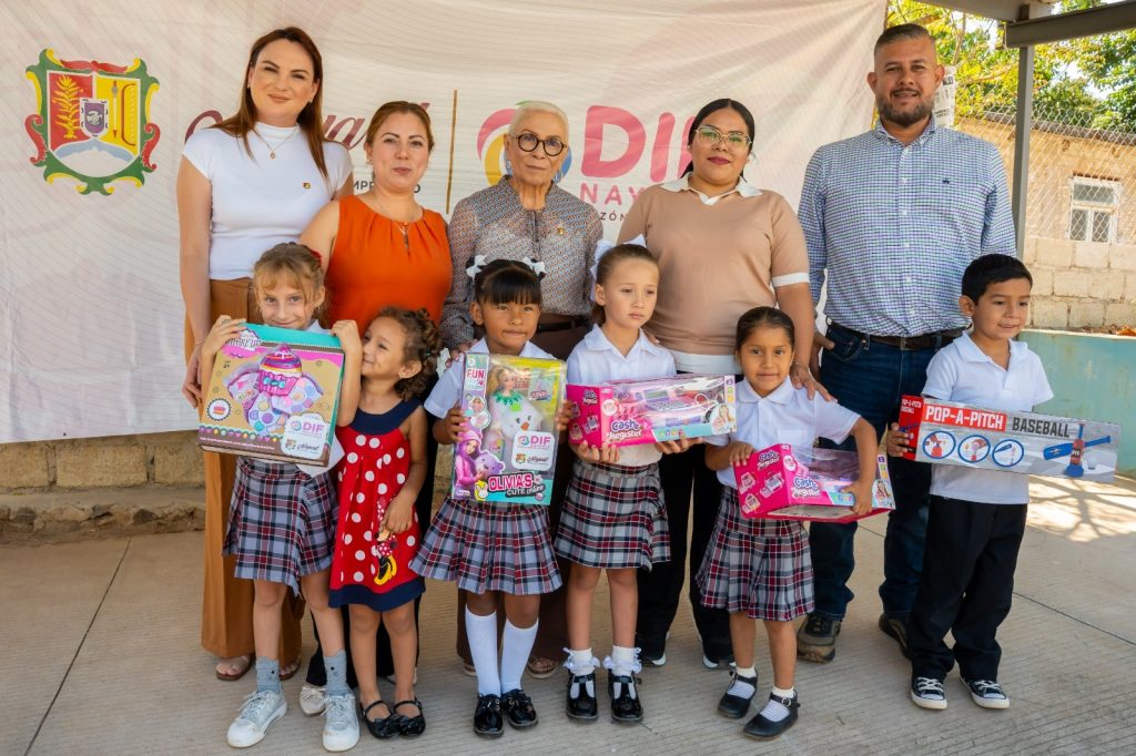 Entrega Beatriz Estrada bienestar a niñas y niños de Huaynamota, municipio de San Blas