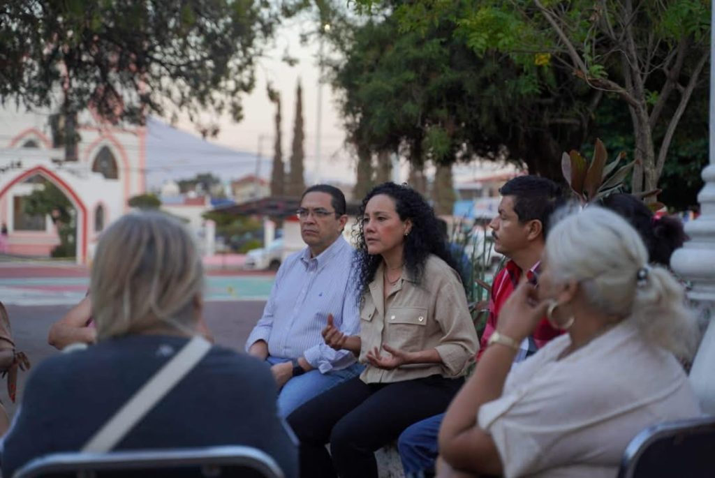 Diputada Paola Vargas sostiene reunión vecinal en Tepic