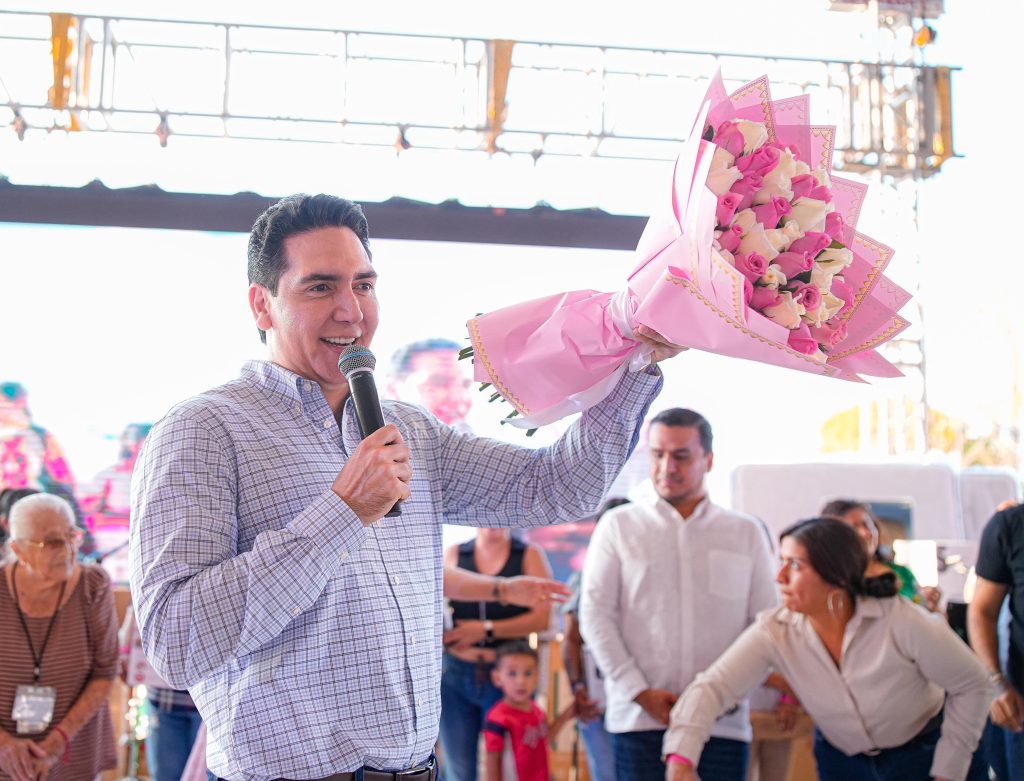 ¡Más de 20,000 madres celebran con Hector Santana, presidente municipal de Bahia de Banderas el Día de las madres!