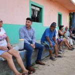 Israel Santillán escucha a vecinos de El Porvenir