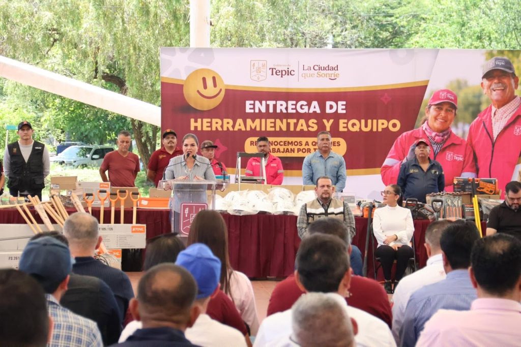 BLANCA SIMANCAS ENTREGA HERRAMIENTAS Y EQUIPO A PERSONAL DEL AYUNTAMIENTO