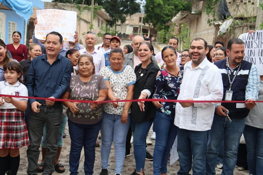 BLANCA SIMANCAS ENTREGA OBRA DE EMPEDRADO Y BANQUETAS EN SAN JUANITO