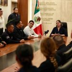 BLANCA SIMANCAS ESCUCHA Y ATIENDE EN PERSONA A POLICÍAS DE TEPIC